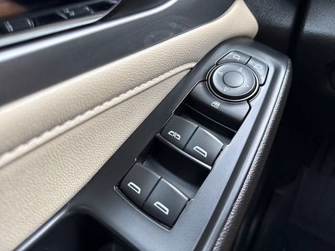 Used 2023 Chevrolet Traverse LT FWD image 28
