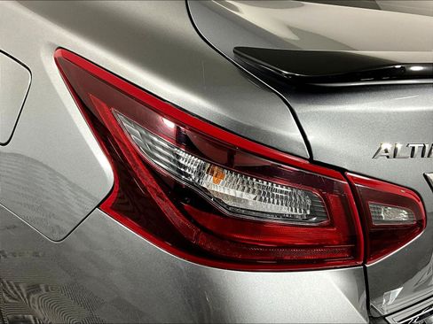 Used 2017 Nissan Altima 2.5 SR w/ Midnight Edition Package FWD image 23
