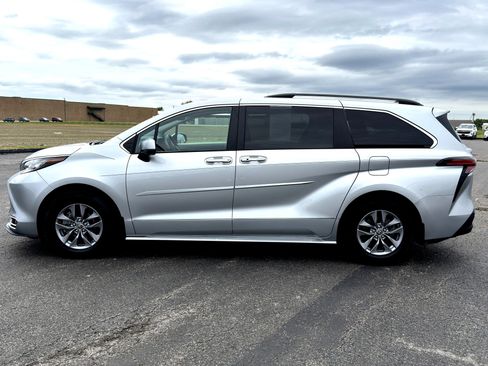 Used 2022 Toyota Sienna XLE w/ XLE Plus Package FWD image 6
