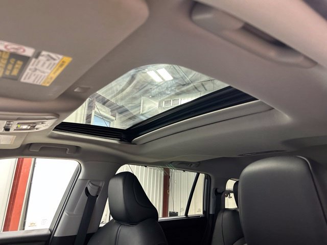 Used 2020 Toyota Highlander XLE AWD/4WD image 32