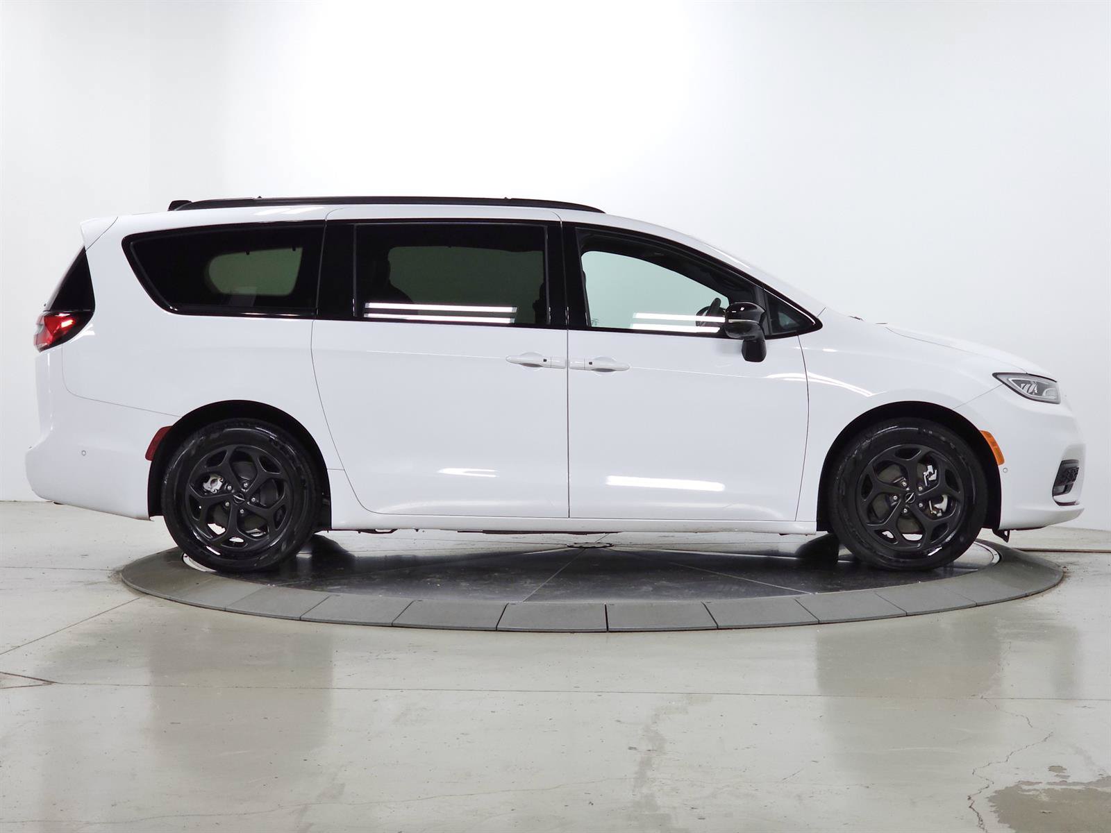 Used 2024 Chrysler Pacifica Premium FWD image 10