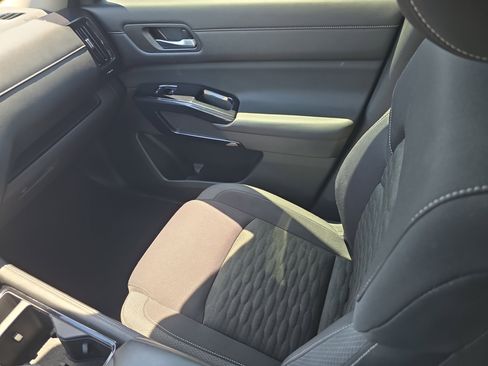 Used 2022 Nissan Pathfinder SV w/ SV Premium Package FWD image 16