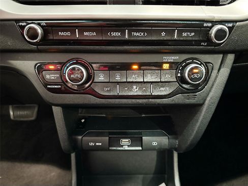 Used 2022 Kia Niro EX w/ Cold Weather Package FWD image 12