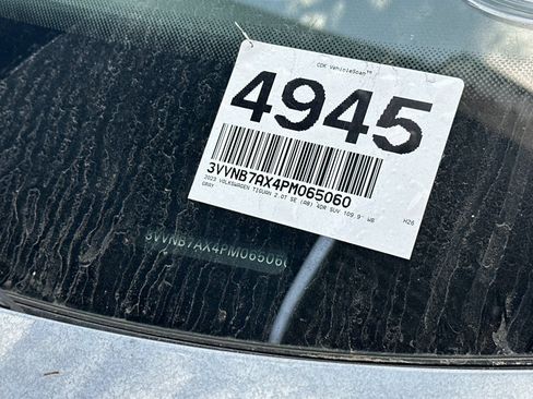 Used 2023 Volkswagen Tiguan SE w/ Panoramic Sunroof Package FWD image 3