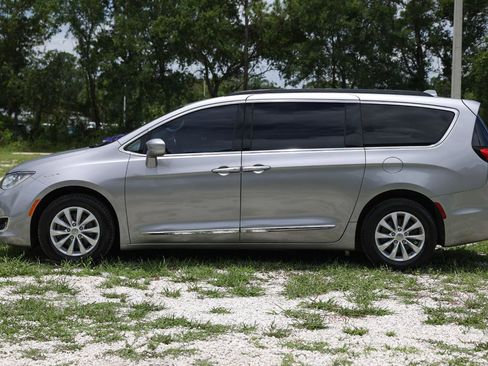 Used 2017 Chrysler Pacifica Touring-L FWD image 3