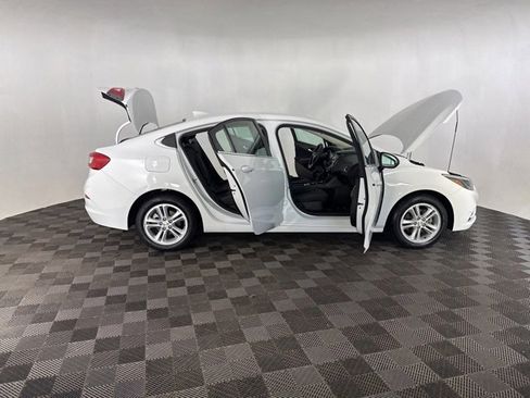 Used 2018 Chevrolet Cruze LT w/ Convenience Package image 13