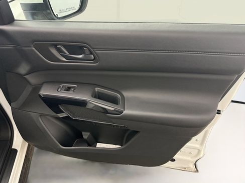 Used 2025 Nissan Pathfinder SV image 34