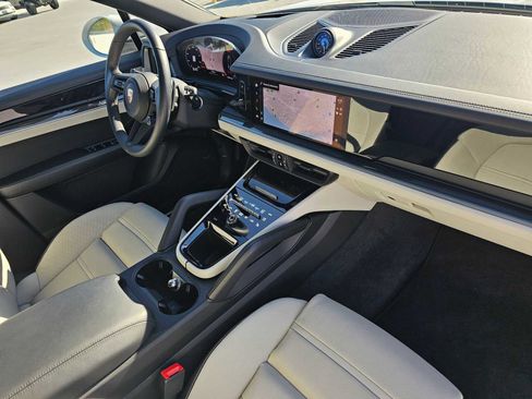 Used 2025 Porsche Cayenne S image 11