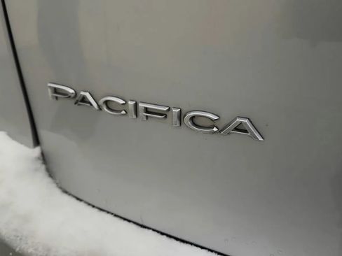 Used 2024 Chrysler Pacifica Touring-L image 43