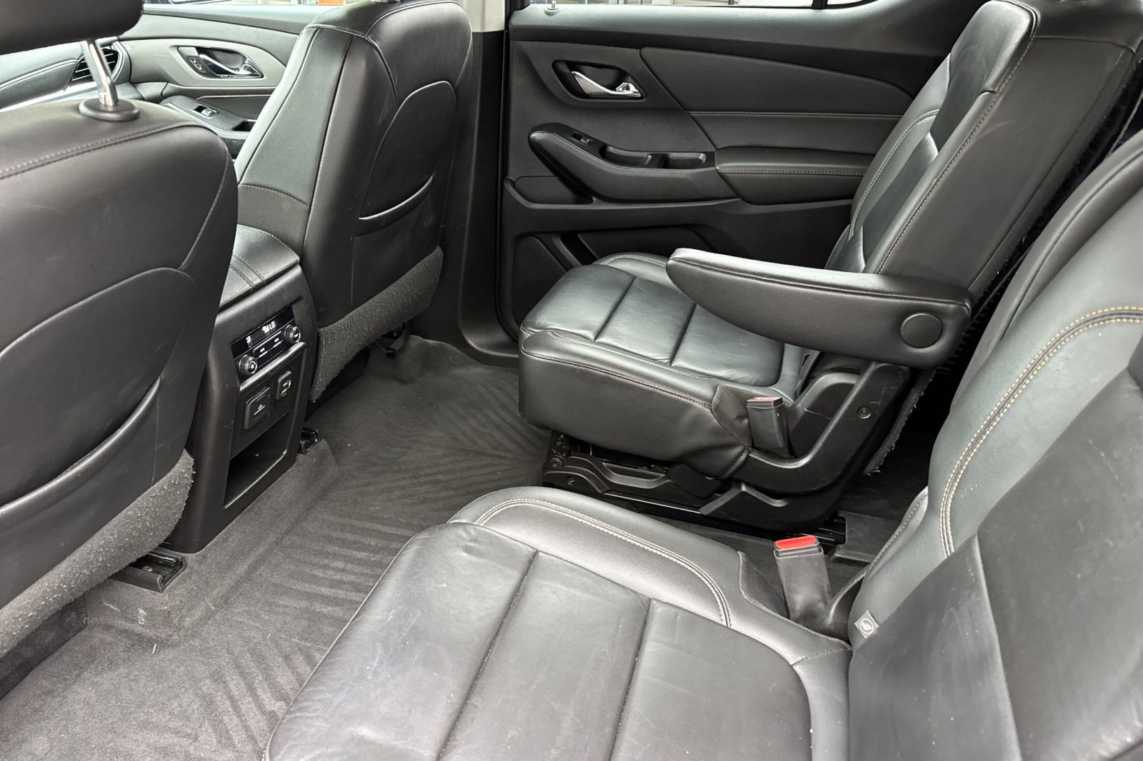 Used 2020 Chevrolet Traverse LT w/ LT Premium Package AWD/4WD image 12