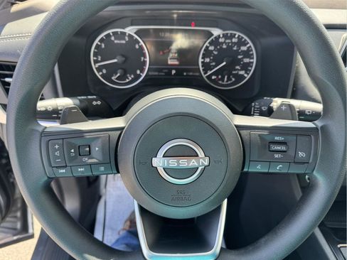 Used 2023 Nissan Rogue S AWD/4WD image 16
