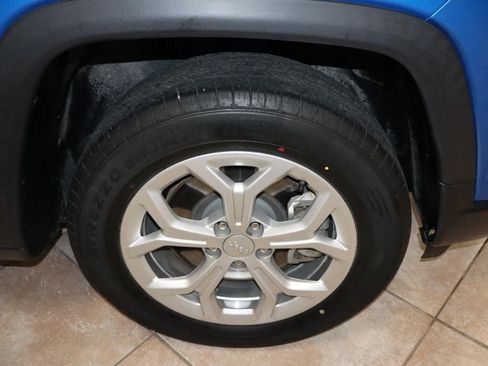 Used 2024 Jeep Compass Latitude AWD/4WD image 32