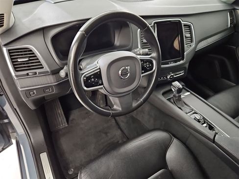 Used 2020 Volvo XC90 T6 Momentum image 2