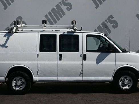 Used 2018 Chevrolet Express 2500 w/ Driver Convenience Package RWD image 3