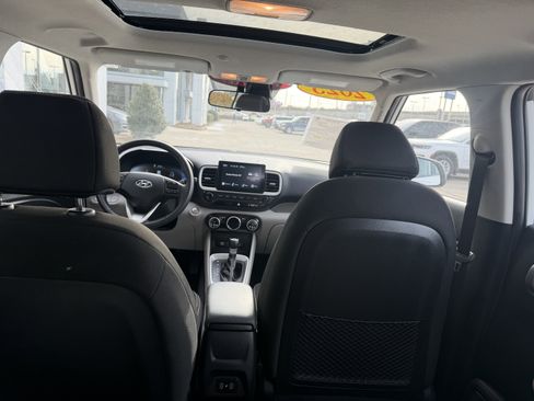 Certified 2025 Hyundai Venue SEL image 12