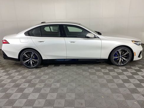 New 2026 BMW 550e xDrive image 2
