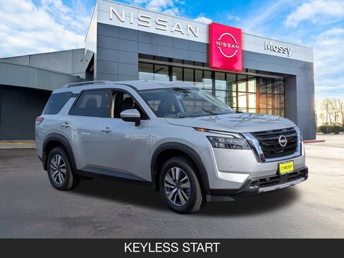 New 2025 Nissan Pathfinder SL image 2