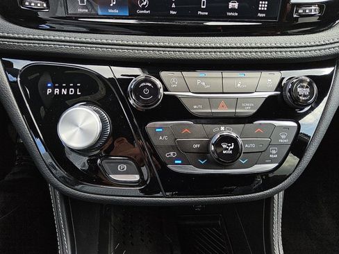 New 2026 Chrysler Pacifica Limited w/ Uconnect Theater Family Group image 21