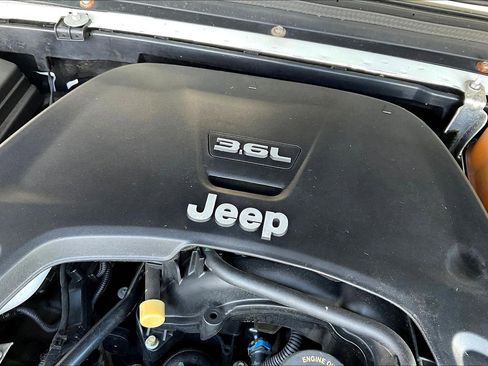 Used 2018 Jeep Wrangler Unlimited Rubicon w/ Dual Top Group AWD/4WD image 30