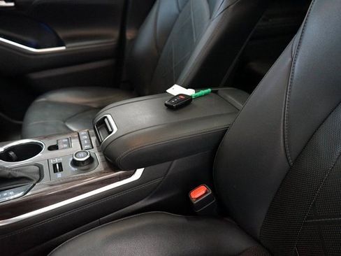 Used 2021 Toyota Highlander Platinum image 32