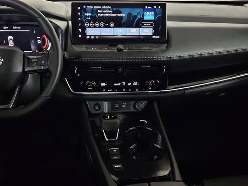 Used 2025 Nissan Rogue SL image 10