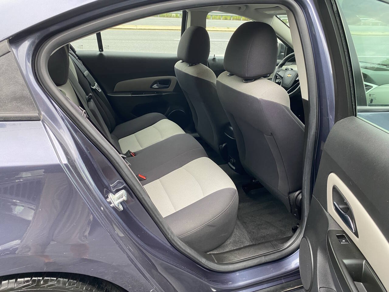 Used 2013 Chevrolet Cruze LS FWD image 12