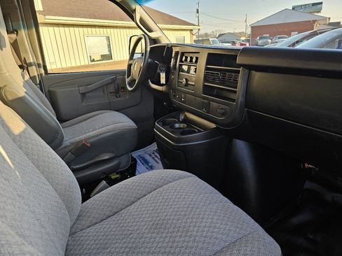 Used 2017 GMC Savana 2500 G2500 Cargo image 12