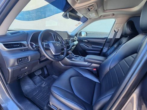 Used 2025 Toyota Highlander XLE image 11