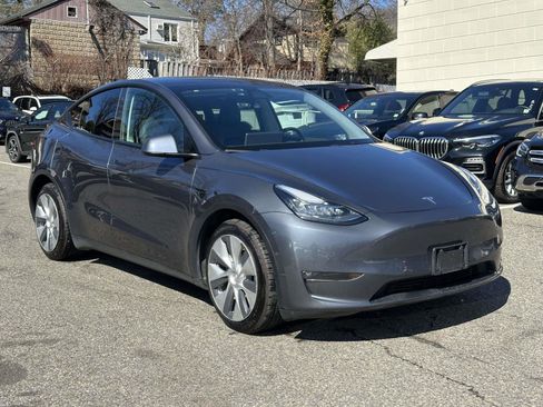 Used 2022 Tesla Model Y Long Range image 1