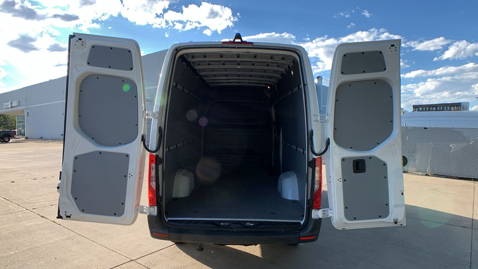 Used 2024 Mercedes-Benz Sprinter 2500 image 25