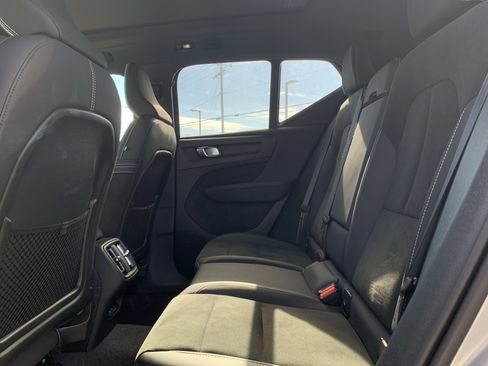 Used 2025 Volvo XC40 B5 Plus image 32