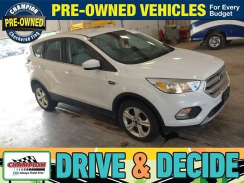 Used 2017 Ford Escape SE FWD image 1
