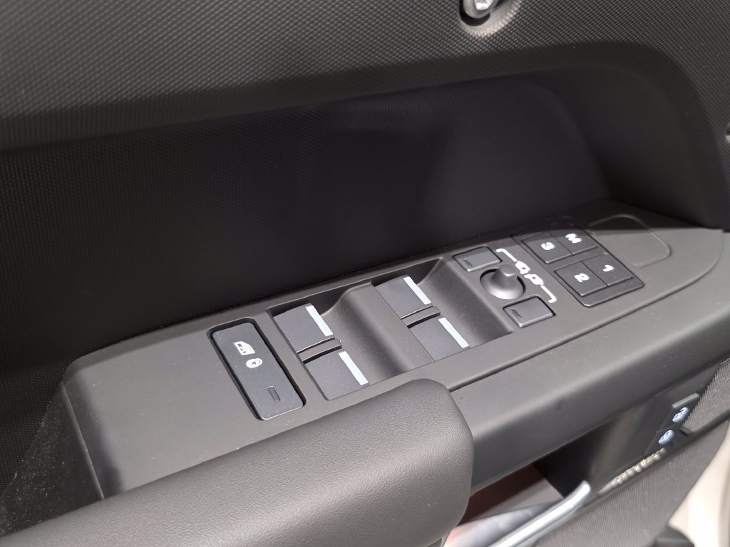 New 2026 Land Rover Defender 110 X-Dynamic SE AWD/4WD image 18