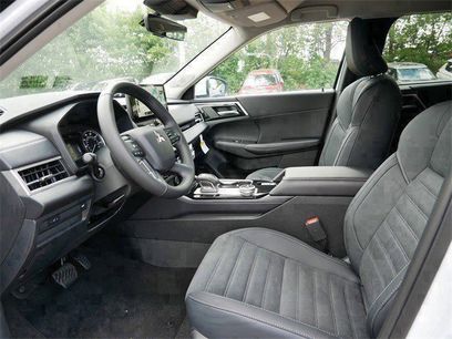 New 2025 Mitsubishi Outlander SE