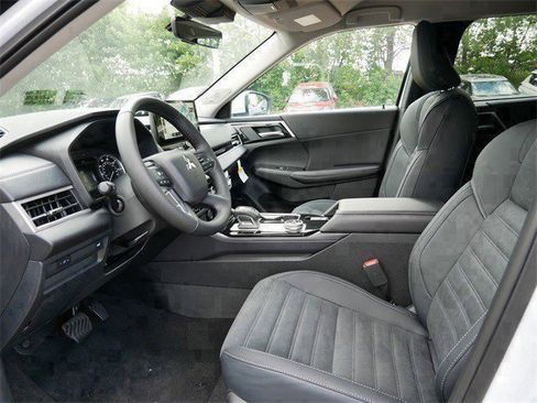 New 2025 Mitsubishi Outlander SE image 3