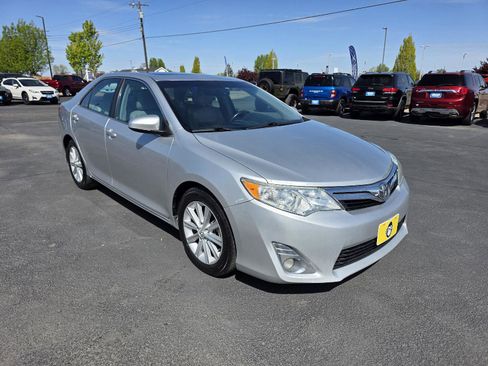Used 2012 Toyota Camry XLE w/ Leather Pkg image 3