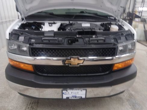 Used 2024 Chevrolet Express 2500 w/ Driver Convenience Package image 7