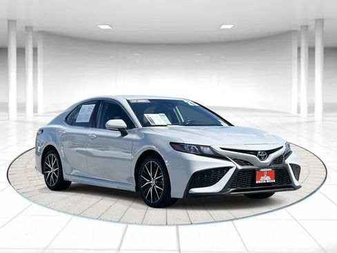 Used 2023 Toyota Camry SE image 5
