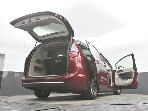 Used 2021 Chrysler Pacifica Touring w/ Cold Weather Group FWD image 52