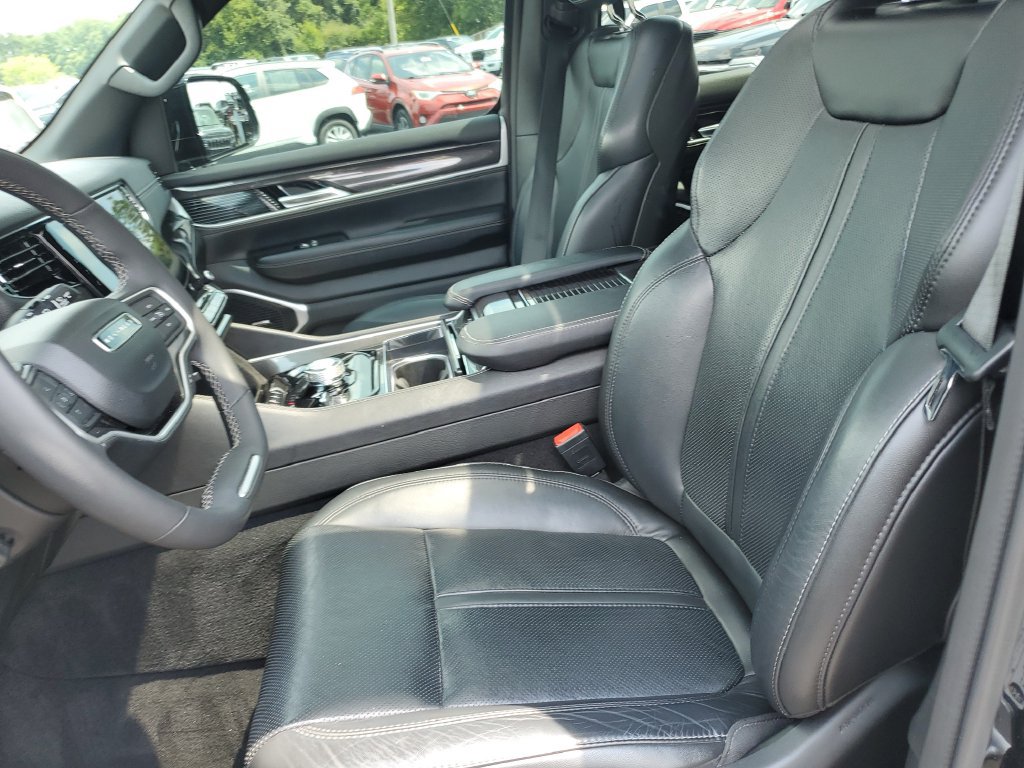 Used 2023 Jeep Wagoneer 4WD w/ Premium Group I image 17