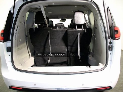 Used 2024 Chrysler Pacifica Select image 30