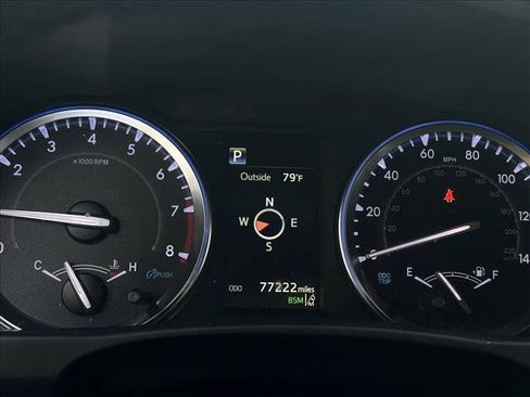 Used 2019 Toyota Highlander SE w/ Phone Cable & Charge Package image 12