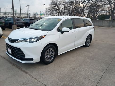 Used 2025 Toyota Sienna LE image 1