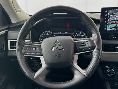 Used 2025 Mitsubishi Outlander SE image 18