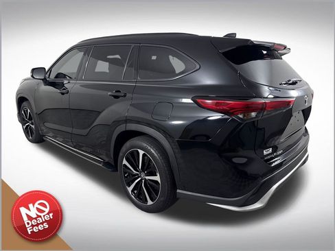 Used 2021 Toyota Highlander XSE FWD image 6
