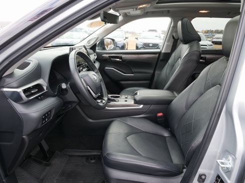 Used 2024 Toyota Highlander Platinum image 17