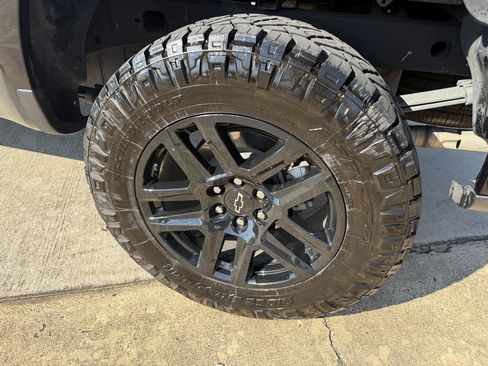 Used 2025 Chevrolet Silverado 1500 LT Trail Boss w/ Convenience Package II AWD/4WD image 10