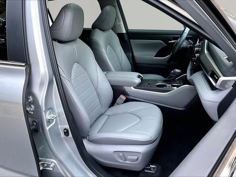 Used 2023 Toyota Highlander XLE FWD image 9