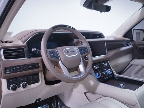 Used 2024 GMC Yukon Denali w/ Advanced Technology Package image 6