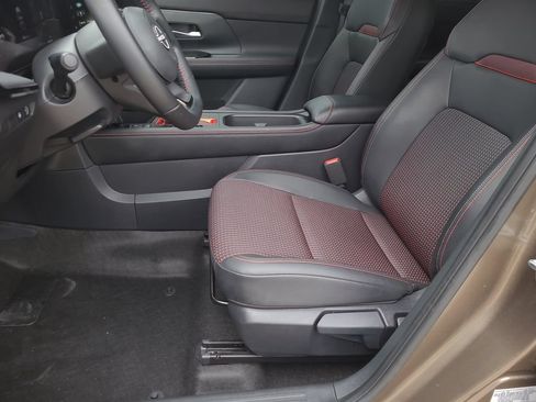 Certified 2025 Nissan Kicks SR FWD image 16